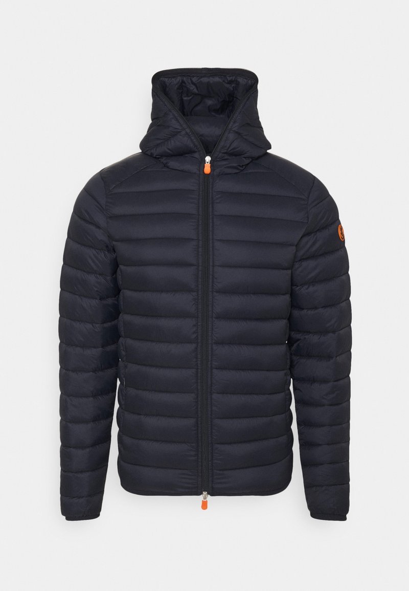 Marineblaue Steppjacke mit horizontalen Nähten, einer Kapuze und einem Reißverschluss vorne. Verfügt über einen orangenen Reißverschlussanhänger und ein aufgesticktes Logo auf dem Ärmel.