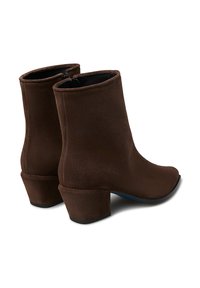 Stivaletti in suede marrone con punta tonda, tacco basso e texture liscia. Chiusura con zip sul retro per una facile calzata.