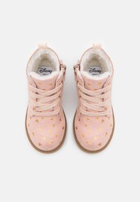 Stivali rosa con motivi a cuore dorati, fodera bianca pelosa e lacci. Realizzati in materiale morbido con una superficie strutturata e suola in gomma.