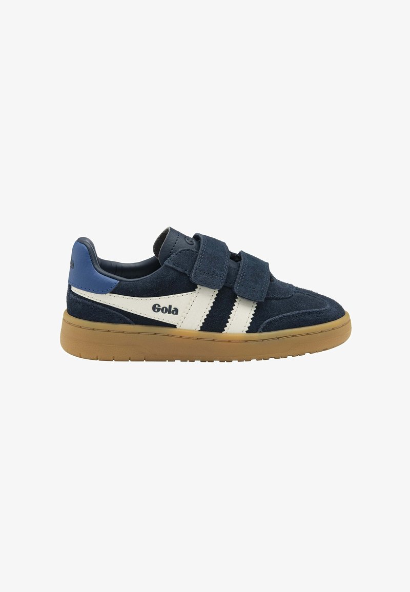 Sneakers in suede blu navy con dettagli bianchi e beige, dotati di due cinturini in velcro e suola in gomma color giro. Logo del marchio sul lato.