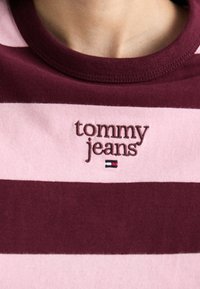 Tommy Jeans LOGO TEE - T-shirt print - deep rouge/multi