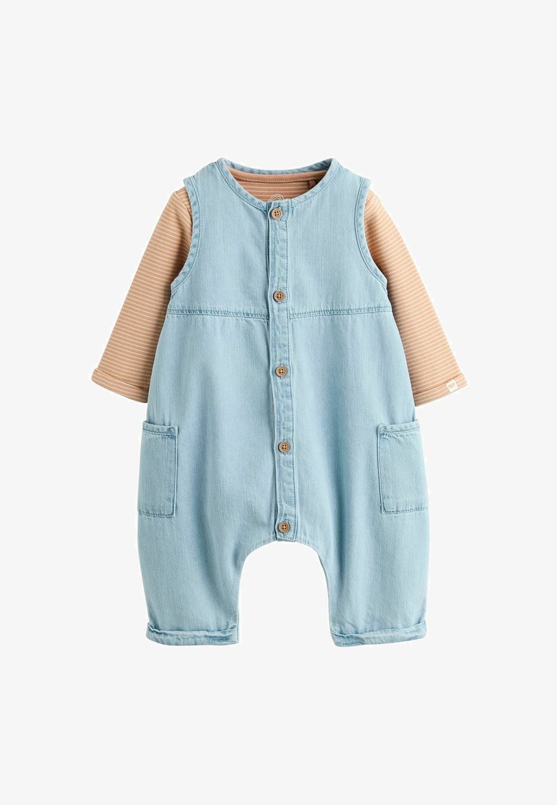 Lyseblå, ærmeløs baby-demin-overalls med knapper foran, to lommer, over en langærmet beige og hvid stribet skjorte.