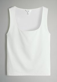 Weißes Tanktop aus glattem Stoff, mit einem quadratischen Ausschnitt und weiten Armausschnitten. Der Saum ist gerade und mit einfachen Nähdetails versehen.