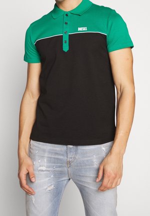 Schwarz-grünes Polo-Shirt mit Kragen, versehen mit einem weißen horizontalen Streifen und Knopfleiste. Das Material scheint aus Baumwolle zu sein; glatte Textur.