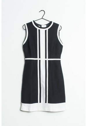 Vestido de punto sin mangas en azul marino con rayas verticales blancas. Cuello redondo, forma ajustada y detalle de dobladillo blanco. Cuelga de un gancho negro.