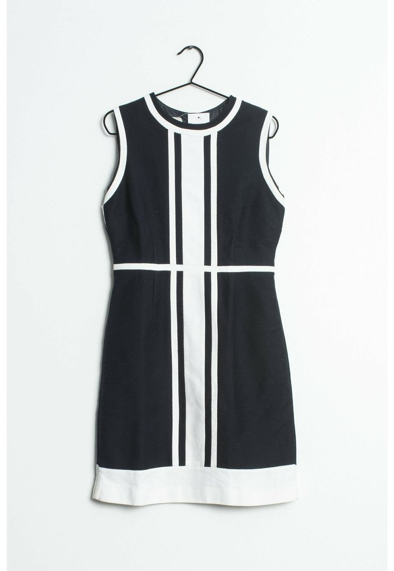 Vestido de punto sin mangas en azul marino con rayas verticales blancas. Cuello redondo, forma ajustada y detalle de dobladillo blanco. Cuelga de un gancho negro.