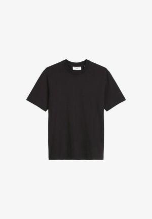 Fekete pamut póló klasszikus kerek nyakkal, rövid ujjakkal és laza szabással. Sima textúra, látható minták vagy díszítések nélkül.