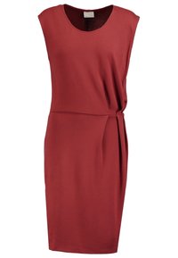 Robe rouge avec un col rond, des manches courtes et un détail de nœud sur le côté froncé. Design ajusté et élégant, longueur genou. Texture douce.