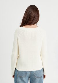 Cache Cache MIT SCHULTERKNÖPFEN - Pullover - ecru