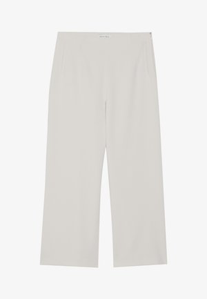 Pantalons larges gris clair en tissu lisse, avec des poches latérales et une fermeture éclair, au design épuré et minimaliste.