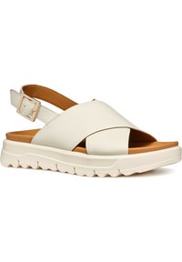 Sandalia de cuero blanca con tiras superiores cruzadas, hebilla cuadrada en la correa del tobillo ajustable y suela beige elevada con ranuras de tracción.
