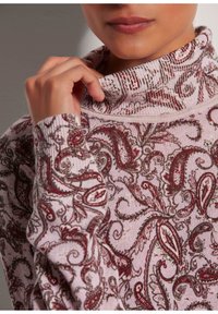 Strickpullover mit Stehkragen in zartem Pink mit aufwendigem burgunderrotem Paisleymuster, ausgestattet mit gerippten Bündchen und Kragen für zusätzliche Textur.