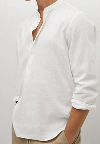 Witte linnen shirt met een opstaande kraag, lange mouwen opgerold tot de ellebogen, en een knoopsluiting. Soepele textuur en een relaxte pasvorm.