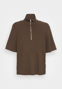 Brązowy sweter z krótkim rękawem z prążkowanej dzianiny, z wysokim kołnierzem i srebrnym suwakiem na ćwierć z przodu.