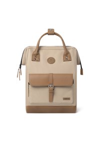 Sac à dos en toile beige avec des accents en cuir marron, doté d'une poignée supérieure, d'une poche à rabat à l'avant et d'une fermeture éclair. Design robuste et structuré.