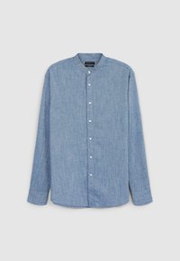 Chemise bleu clair à manches longues avec un col mao, une patte de boutonnage à l'avant et un motif texturé subtil. Fabriquée en tissu tissé doux.