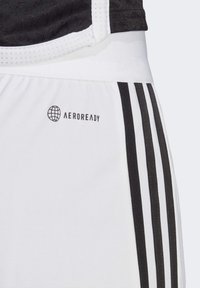 Weiße Sportshorts mit schwarzem Dreistrich-Design und AEROREADY-Logo. Sie zeichnen sich durch eine glatte Textur und einen elastischen Bund aus.