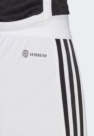 Witte sport shorts met zwart drie-strepenontwerp en AEROREADY-logo. Heeft een gladde textuur en een elastische tailleband.