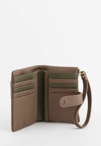 Cartera marrón y verde oliva hecha de cuero texturizado, que cuenta con múltiples compartimentos para tarjetas, cierre con cremallera y una correa para la muñeca para facilitar su transporte.