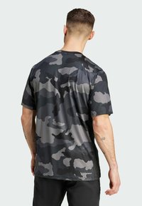adidas Performance TRAIN ESSENTIALS CAMO ALLOVER - Sports T-shirt - black