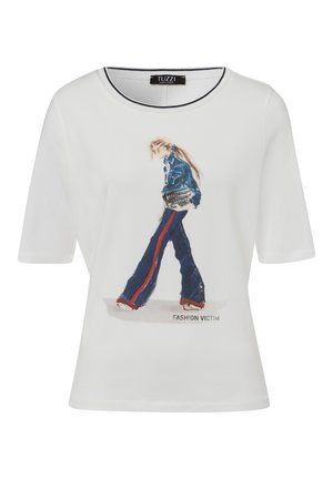 Weißes T-Shirt mit kurzen Ärmeln und einem gedruckten Motiv einer Figur in blauen Jeans und Jeansjacke, darunter der Text „FASHION VICTIM“.