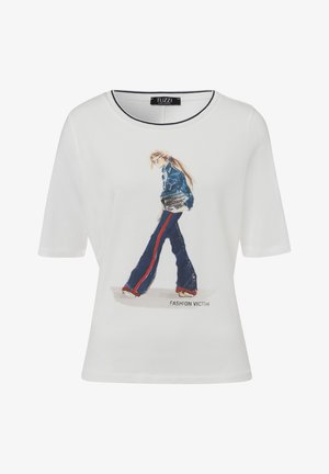 Weißes T-Shirt mit kurzen Ärmeln und einem gedruckten Motiv einer Figur in blauen Jeans und Jeansjacke, darunter der Text „FASHION VICTIM“.