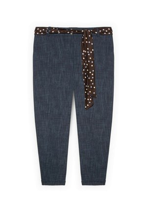 Dunkelblaue Jeans-Caprihosen mit einem braunen Bindegürtel mit Punkten. Der Stoff hat eine strukturierte Webart und die Hose ist mit geradem Bein geschnitten.