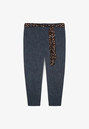 Dunkelblaue Jeans-Caprihosen mit einem braunen Bindegürtel mit Punkten. Der Stoff hat eine strukturierte Webart und die Hose ist mit geradem Bein geschnitten.