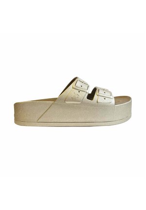Sandale en caoutchouc glissante en or métallique avec deux sangles réglables, semelle plate et texture lisse. Présente un motif rectangulaire subtil sur les sangles.