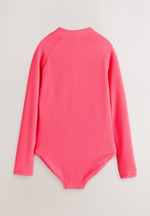 Body z długim rękawem w jaskrawym różowym kolorze, o prążkowanej fakturze, z okrągłym dekoltem i zapięciem na zatrzaski u dołu. Płaskie szwy i dopasowany krój.
