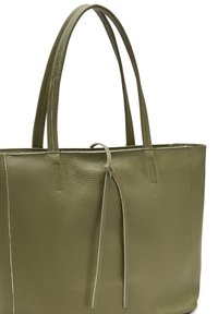 Borsa a spalla in pelle verde oliva con superficie testurizzata, due manici lunghi e un dettaglio di laccio frontale. Il design presenta bordi puliti e lineari.