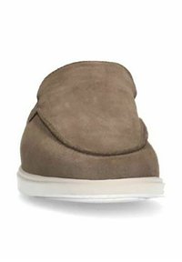 Chaussure slip-on en daim brun avec un bout arrondi, semelle en caoutchouc blanche et texture lisse. Présente des coutures minimales et un design bas.