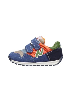 Sneaker per bambini con camoscio blu, rete arancione, tallone verde, suola bianca e due strap in Velcro blu, dettaglio logo laterale.