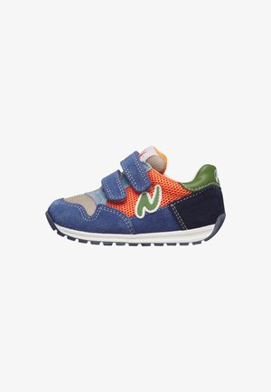 Sneaker per bambini con camoscio blu, rete arancione, tallone verde, suola bianca e due strap in Velcro blu, dettaglio logo laterale.