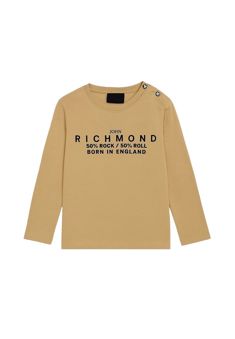 T-shirt beige a maniche lunghe con stampa nera che riporta la scritta "JOHN RICHMOND 50% ROCK / 50% ROLL NATO IN INGHILTERRA" e dettagli con bottoni sulla spalla.