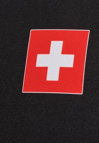 Rotes Quadrat mit einem weißen Kreuz, auf schwarzem Stoffhintergrund aufgenäht. Das Design ist schlicht und hebt das Kreuzsymbol hervor.