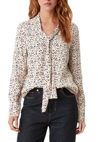 Blusa a maniche lunghe con colletto a cravatta, caratterizzata da un motivo astratto multicolore su uno sfondo crema, realizzata in tessuto leggero.
