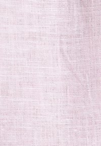 Tissu tissé rose clair avec une texture lâche en forme de grille et des fils de chaîne et de trame visibles.