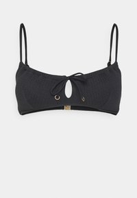 Top de biquíni preto com um padrão texturizado, alças finas ajustáveis, recorte em forma de olho-chave na parte da frente e fecho de fecho dourado na parte de trás.