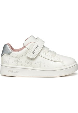 Hvid børnesneaker med sølv bue-mønstre, rosa indvendig foring, sølv hælpatch og velcrolukning mærket "GEOX".