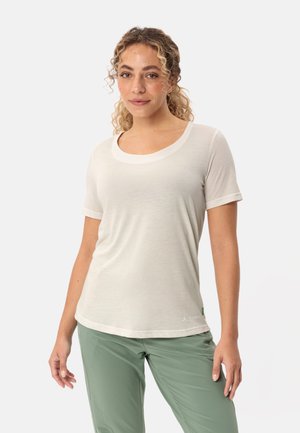 T-shirt corto a maniche corte di colore beige chiaro con scollo a barca, realizzato in materiale morbido. Presenta maniche arrotolate e un piccolo logo del marchio sull'orlo.