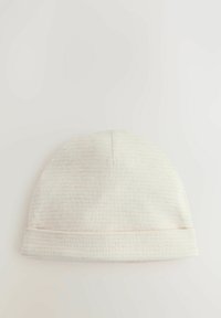 Gorro de punto blanco con puño doblado, que presenta una textura suave y sutiles rayas gris claro a lo largo de la tela.