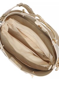 Borsa beige con hardware dorato, dotata di più scomparti interni, tra cui due tasche con cerniera e rivestimento in tessuto liscio.