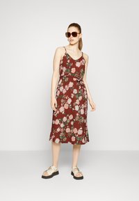 Vero Moda VMLGELINA SINGLET MIDI DRESS - Vestido de dia - henna