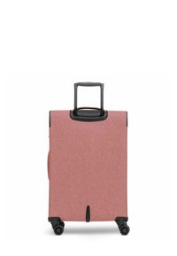 Maleta de tela roja con un mango retráctil, cuatro ruedas negras y una textura suave; presenta un bolsillo lateral y detalles de costura.