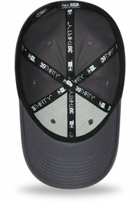 Innenansicht einer grauen New Era 39THIRTY Kappe, die aus einem dunkelgrauen Stoff, einem schwarzen Schweißband mit Logo und sechs Belüftungslöchern besteht.