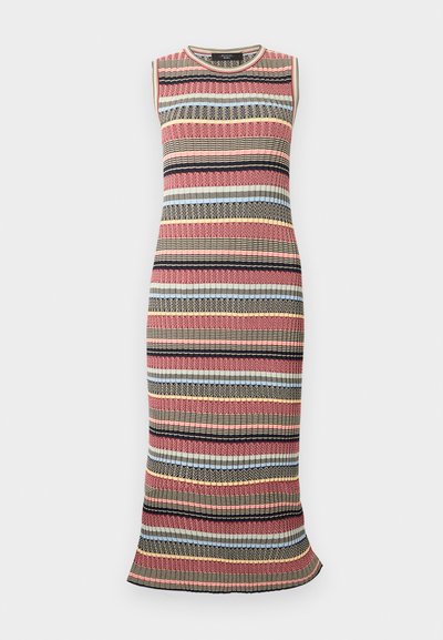 Robe sans manches tricotée mi-longue avec des rayures horizontales multicolores en rouge, noir, beige, bleu et jaune, dotée d'une texture côtelée.