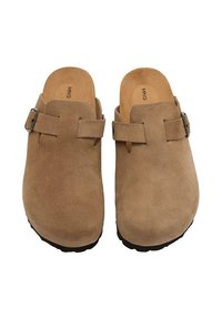 Sabots en suède marron avec bout rond, sangle réglable à boucle et semelle intérieure texturée, dotés d'une semelle en caoutchouc noir pour une meilleure adhérence.