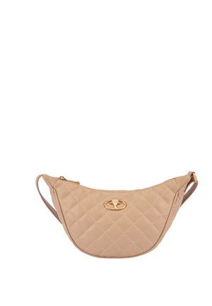 Beige quiltet crossbody-taske med guldlynlås og guldfarvet ovalt logoemblem, justerbar rem og halvmåneform mod hvid baggrund.
