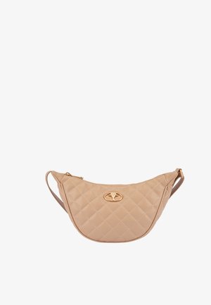 Beżowa pikowana torebka na ramię z złotym zamkiem błyskawicznym i złotym owalnym emblemą logo, regulowany pasek oraz kształt półksiężyca na białym tle.